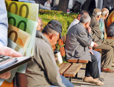 Στην Ελλάδα οι χαμηλότερες συντάξεις: 723 ευρώ η μέση κύρια σύνταξη - 171 ευρώ η επικουρική (φωτό)